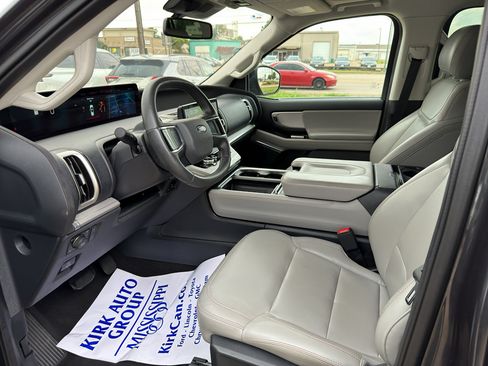 Used 2025 Ford Expedition Active AWD/4WD image 13