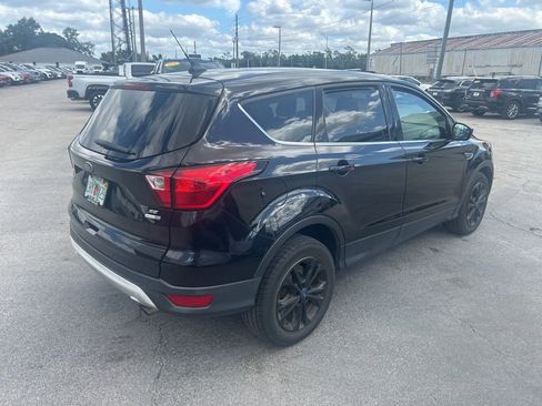 Used 2019 Ford Escape SE image 3