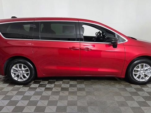 New 2026 Chrysler Pacifica Select image 8