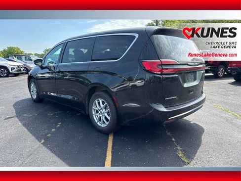 Used 2023 Chrysler Pacifica Touring-L FWD image 7