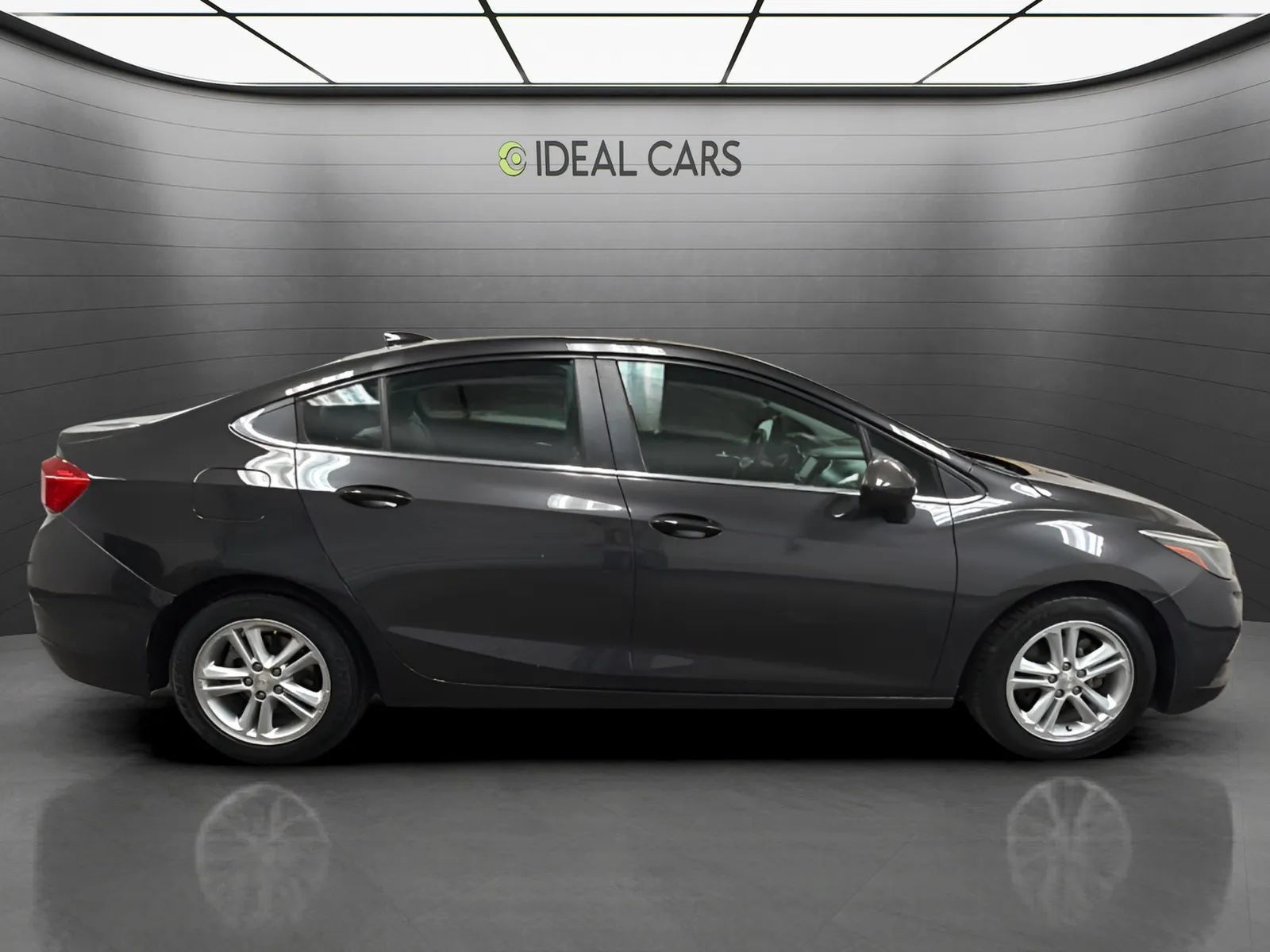 Used 2017 Chevrolet Cruze LT w/ Convenience Package FWD image 4