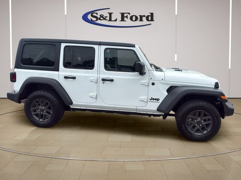 Used 2025 Jeep Wrangler Unlimited Sport AWD/4WD image 10