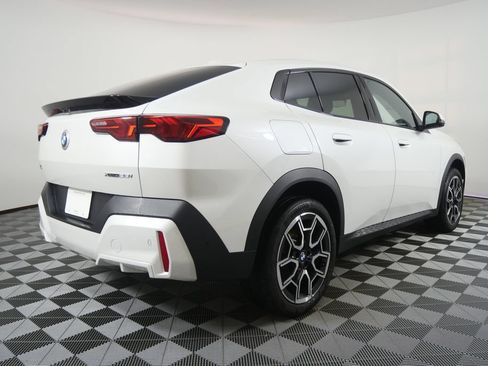 Certified 2025 BMW X2 xDrive28i AWD/4WD image 3