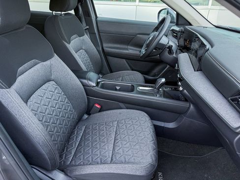 Certified 2025 Nissan Kicks SV image 9