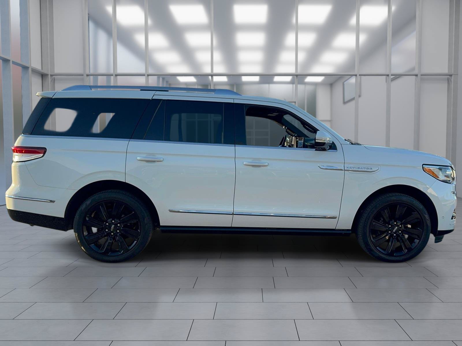 Used 2023 Lincoln Navigator Reserve AWD/4WD image 3