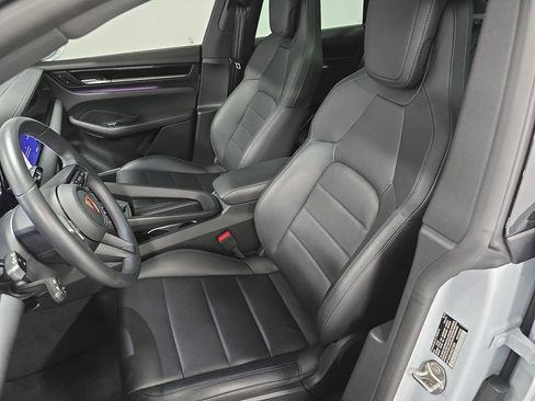 Certified 2025 Porsche Macan Electric RWD image 5