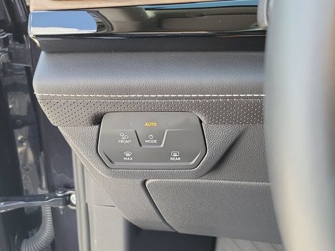 Used 2025 Volkswagen Atlas SE FWD image 21