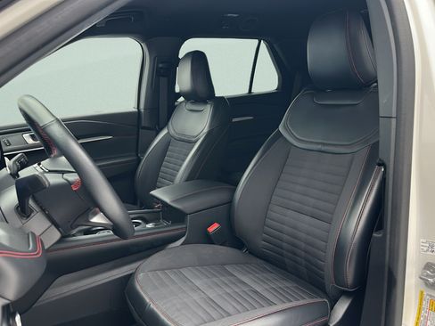 Used 2025 Ford Explorer ST-Line w/ ST-Line Street Pack AWD/4WD image 15