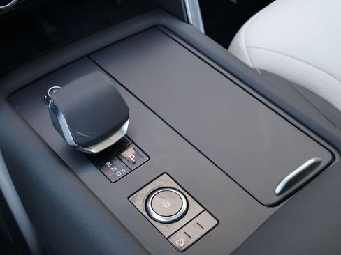 Certified 2025 Land Rover Discovery S AWD/4WD image 23