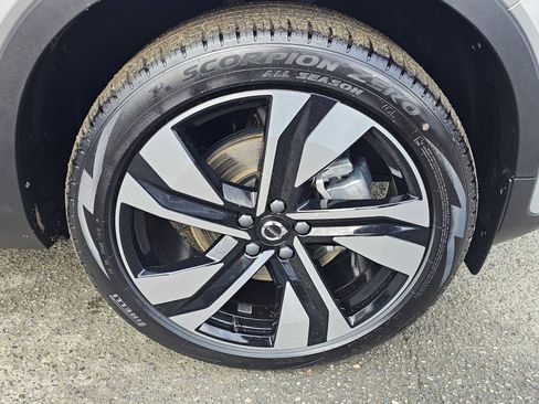 Used 2025 Volvo XC40 B5 Plus w/ Climate Package image 9