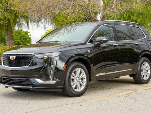 Certified 2025 Cadillac XT6 Luxury image 3