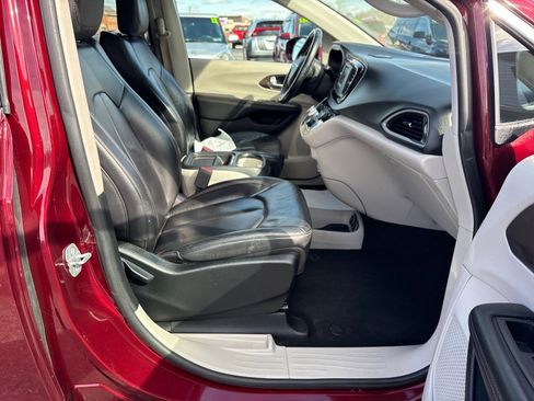 Used 2017 Chrysler Pacifica Touring-L image 14