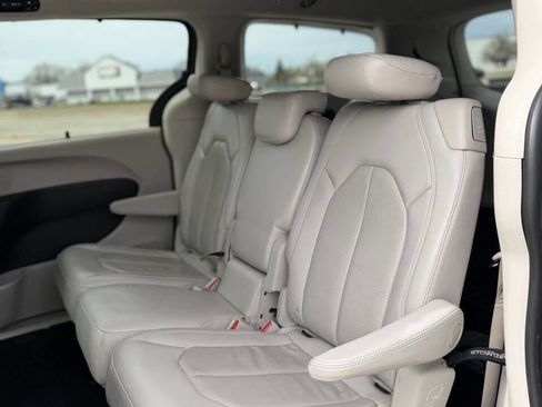 Used 2019 Chrysler Pacifica Touring-L image 18