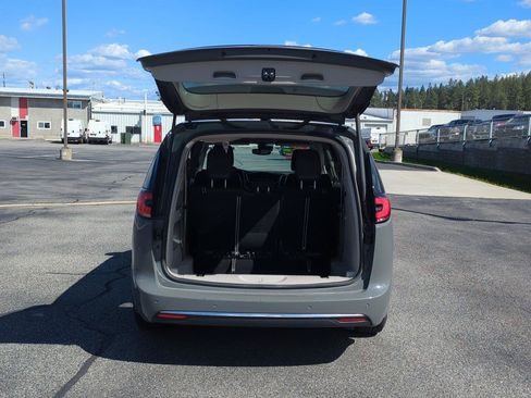 Used 2023 Chrysler Pacifica Touring-L FWD image 7