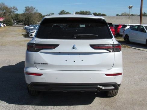 New 2026 Mitsubishi Outlander ES FWD image 4