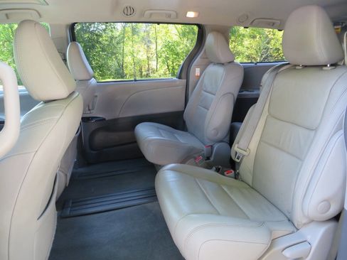 Used 2017 Toyota Sienna image 11