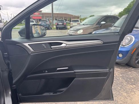 Used 2017 Ford Fusion SE FWD image 17