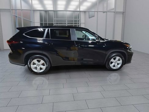 Used 2024 Toyota Highlander LE FWD image 9