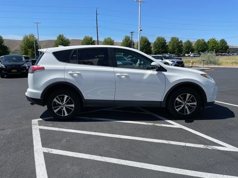 Used 2018 Toyota RAV4 XLE FWD image 2