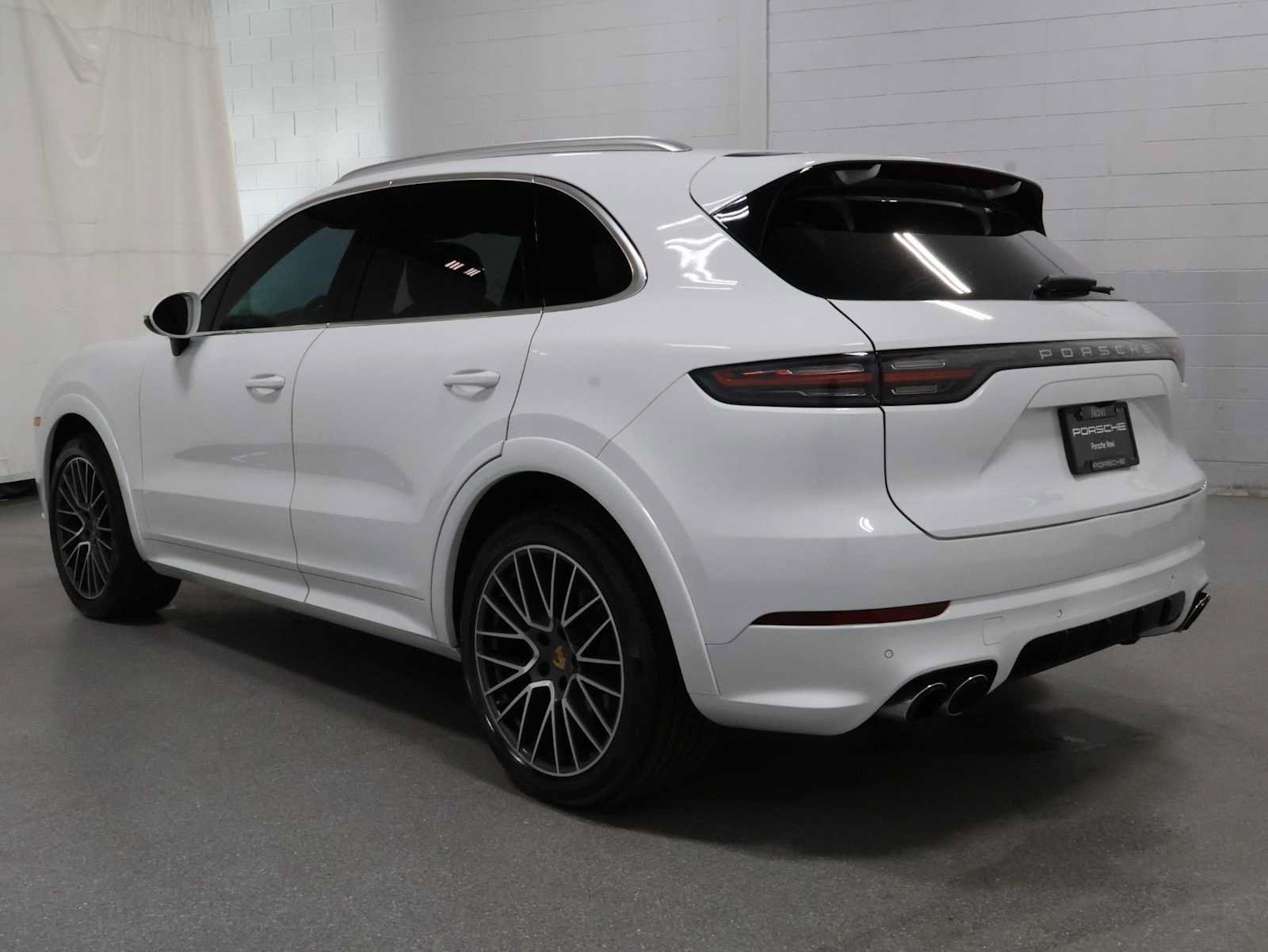 Used 2022 Porsche Cayenne AWD/4WD image 3