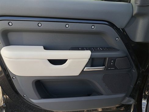 Used 2024 Land Rover Defender 110 X-Dynamic SE image 18