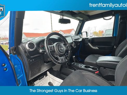 Used 2015 Jeep Wrangler Unlimited Rubicon w/ Connectivity Group image 21