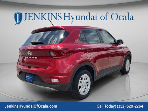 Used 2024 Hyundai Venue SE FWD image 3