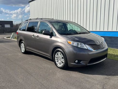 Used 2017 Toyota Sienna XLE Premium image 3