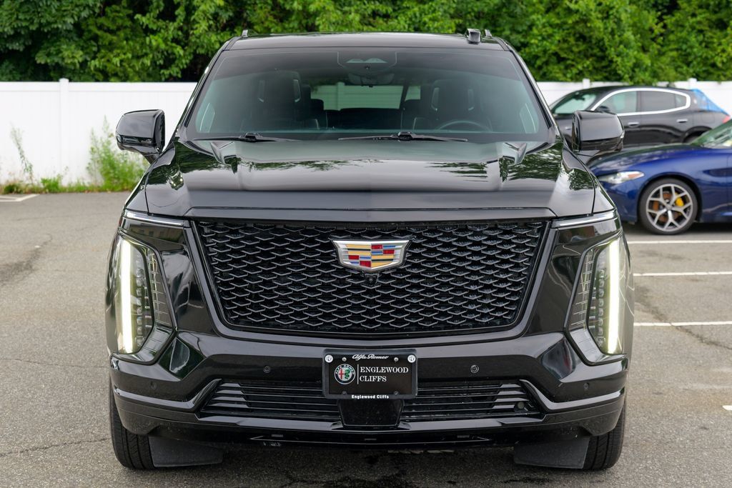 Used 2025 Cadillac Escalade ESV Sport Platinum AWD/4WD image 2
