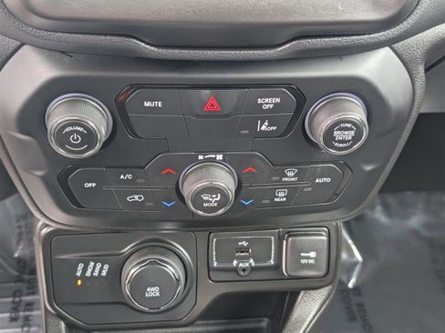 Used 2021 Jeep Renegade Limited image 27