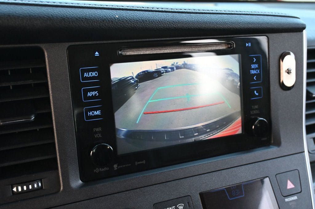 Used 2017 Toyota Sienna SE FWD image 13
