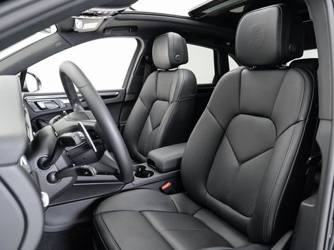 Used 2025 Porsche Macan image 5