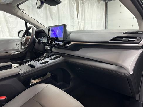 Used 2025 Toyota Sienna XLE image 67