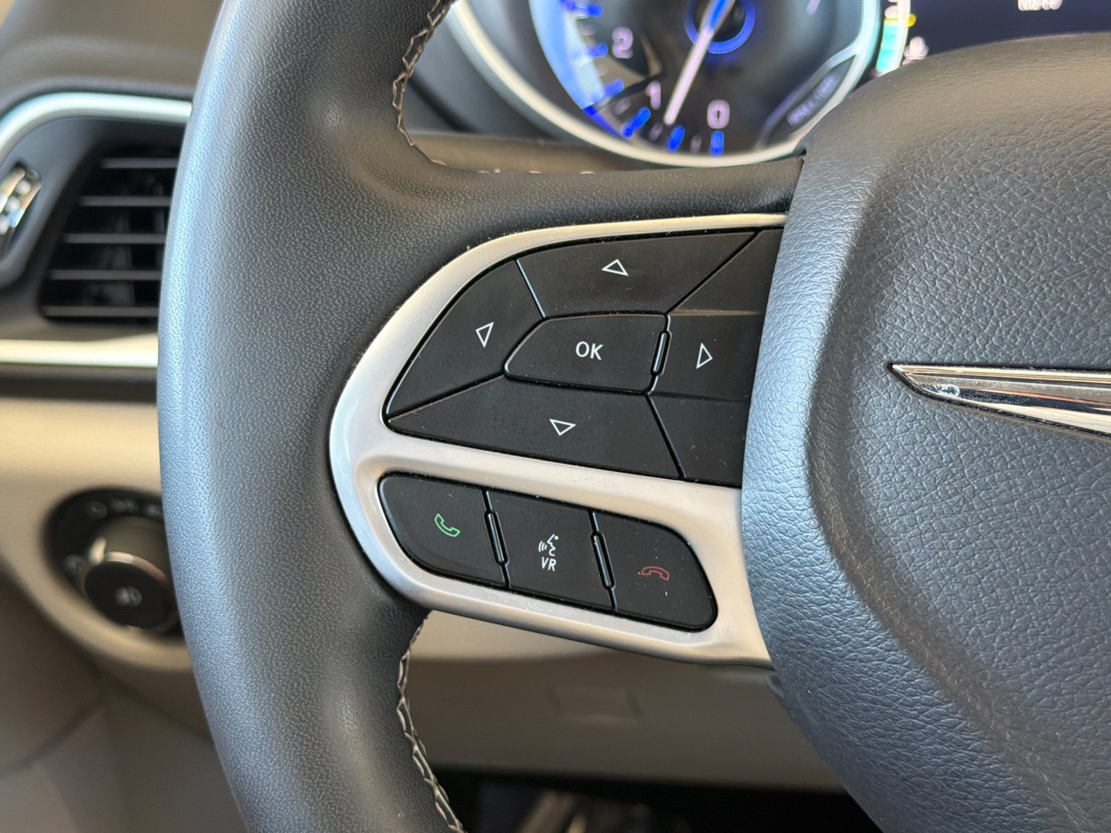 Used 2024 Chrysler Pacifica Touring-L FWD image 28