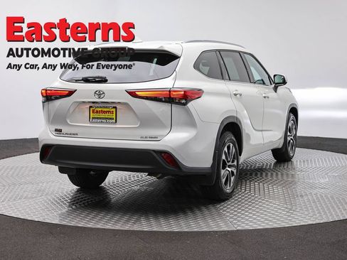 Used 2021 Toyota Highlander XLE AWD/4WD image 4