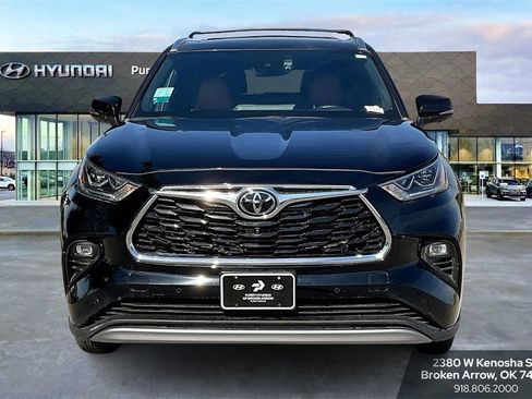 Used 2024 Toyota Highlander Platinum image 3