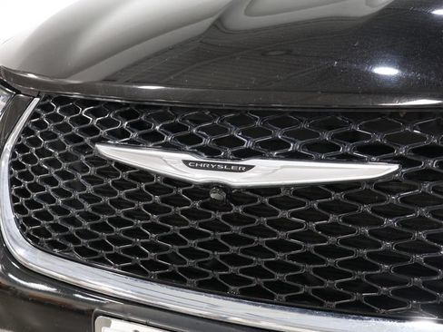 Used 2024 Chrysler Pacifica Touring-L FWD image 12