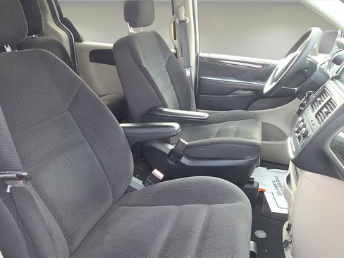 Used 2018 Dodge Grand Caravan SE w/ UConnect Hands-Free Group image 14