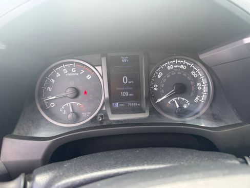 Used 2019 Toyota Tacoma TRD Off-Road w/ Technology Package AWD/4WD image 3
