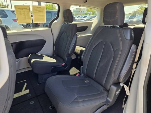 Used 2019 Chrysler Pacifica Touring Plus FWD image 26