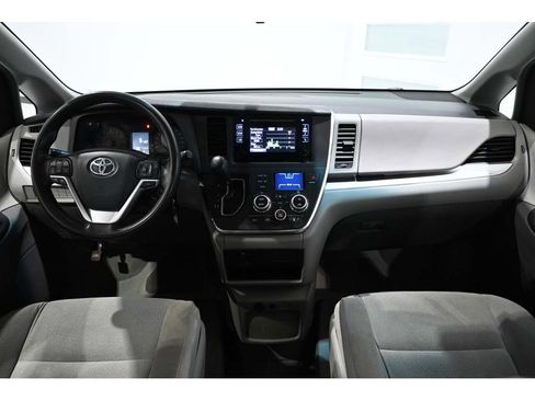 Used 2015 Toyota Sienna L image 22