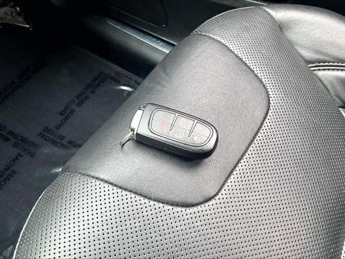 Used 2019 Jeep Cherokee Limited w/ Technology Group FWD image 14