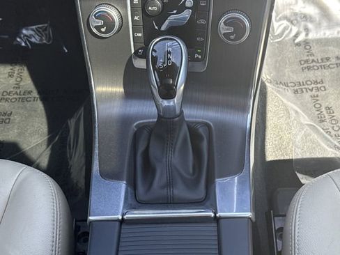 Used 2016 Volvo V60 T5 Platinum image 18