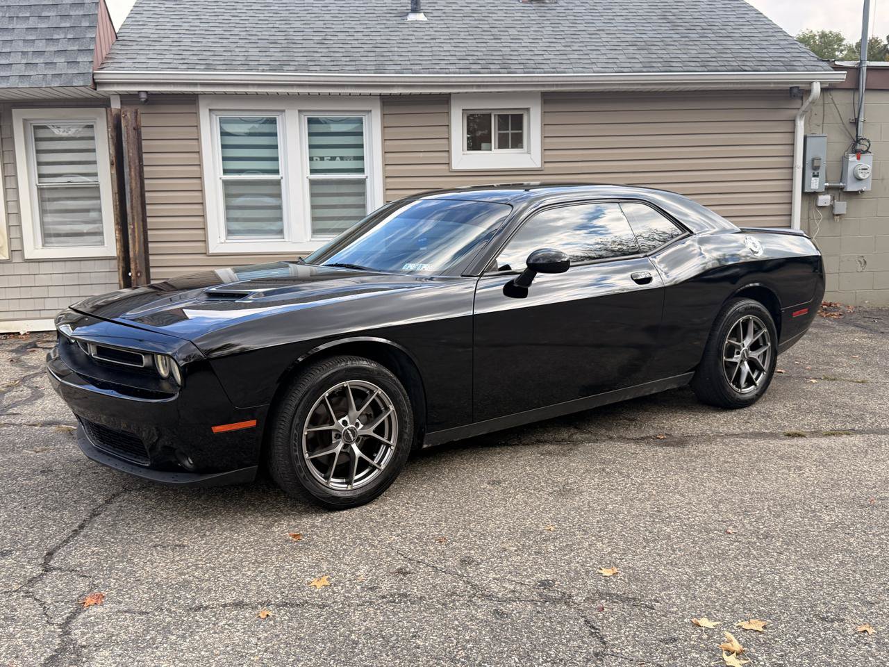 Used 2016 Dodge Challenger SXT RWD image 2