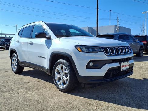 Used 2024 Jeep Compass Latitude image 2