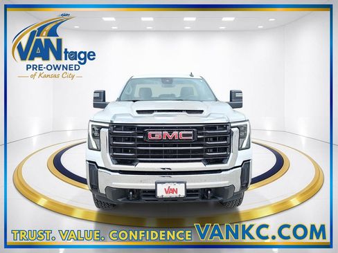 Used 2024 GMC Sierra 2500 Pro AWD/4WD image 2