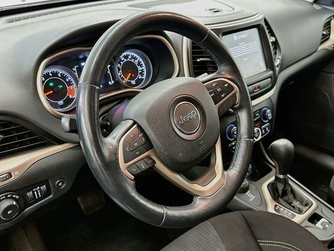 Used 2015 Jeep Cherokee Latitude w/ Comfort/Convenience Group AWD/4WD image 18