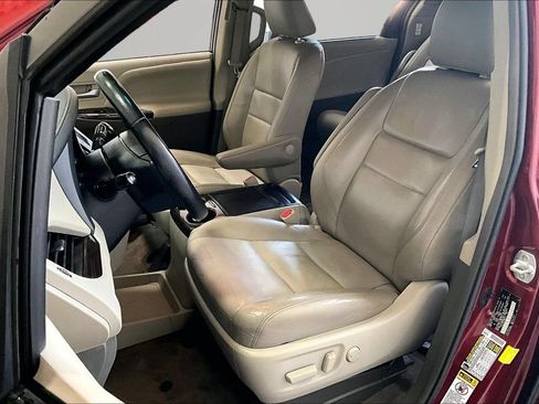 Used 2017 Toyota Sienna XLE w/ XLE Navigation Package FWD image 21