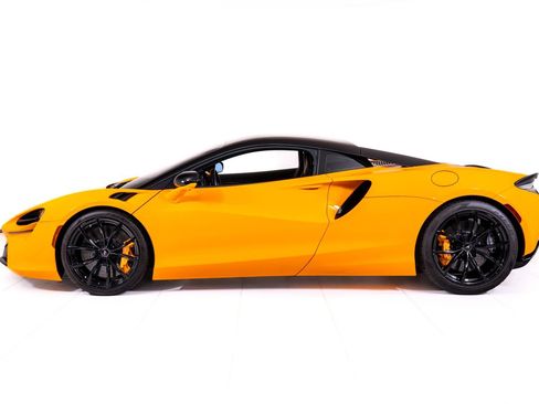 Used 2024 McLaren Artura RWD image 2