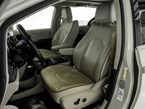 Used 2020 Chrysler Pacifica Limited w/ Advanced Safetytec Group FWD image 26